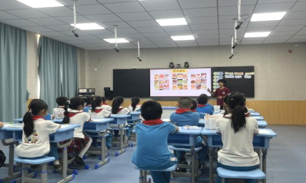 师范学院学子走进小学开展美育实践 助力基础教育艺术课堂创新